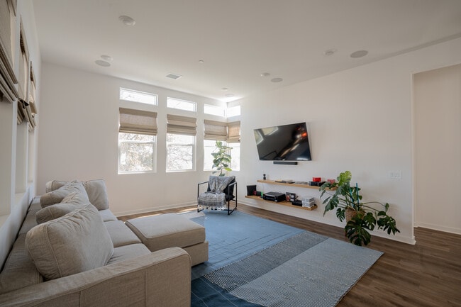 Grand room w ceiling surround speakers - 26939 Goldfinch Ln