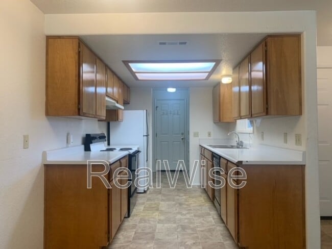 Building Photo - 1423 SW Kokanee Ln