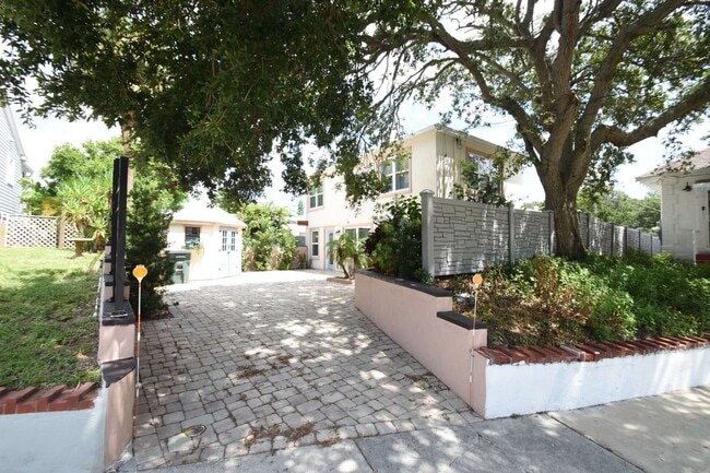 Building Photo - 403 N Oleander Ave