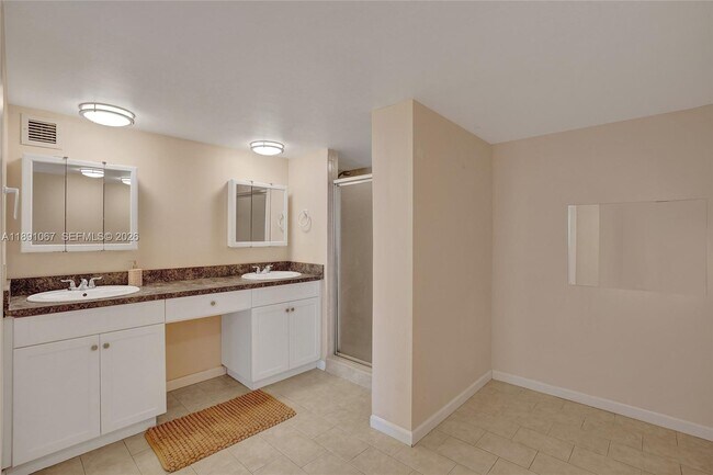 Building Photo - 1833 S Ocean Dr