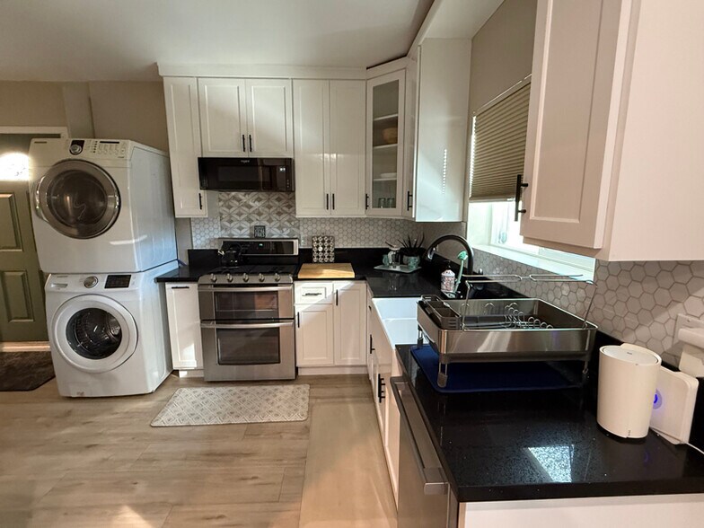 Building Photo - 1519 1/2 W 37th Pl