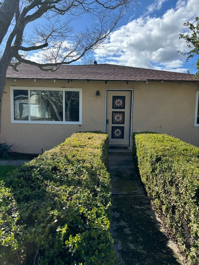 Building Photo - LOCATION! LOCATION! 3 Bed. 1 Bath Home Ava...