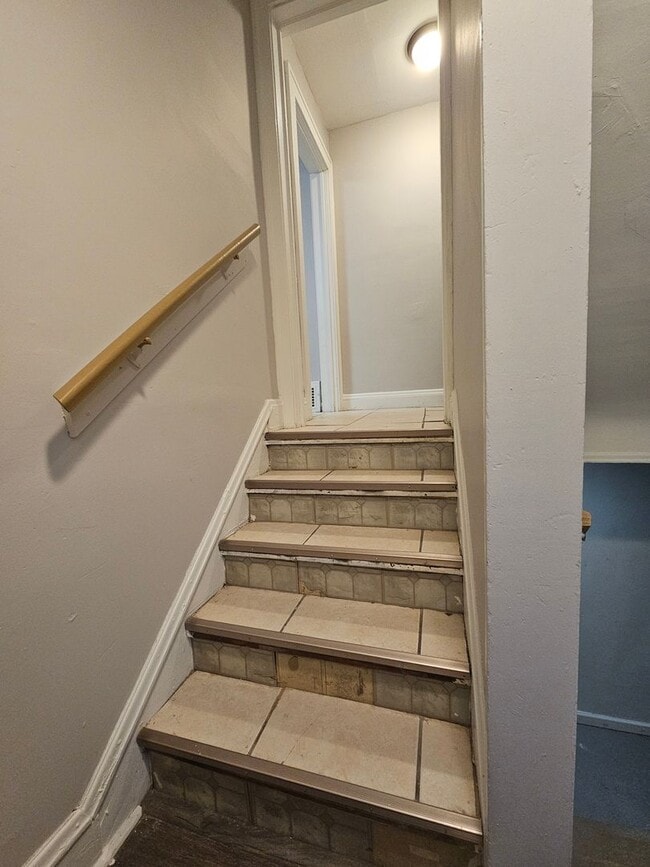 Building Photo - 3 Bed - 1 Full Bath Colonial available for...