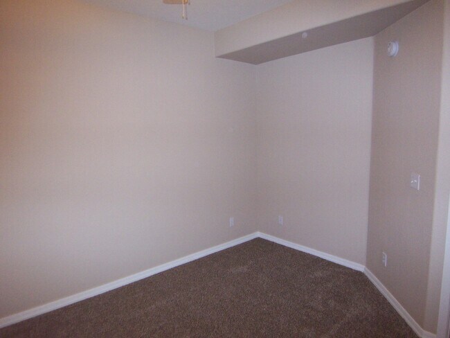 Building Photo - 1406 W Emerald Ave