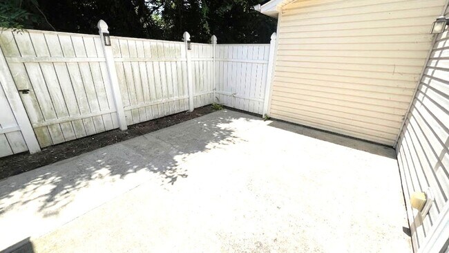 Building Photo - End Unit Townhome - Included in the RENT Water, Trash and Lawncare!