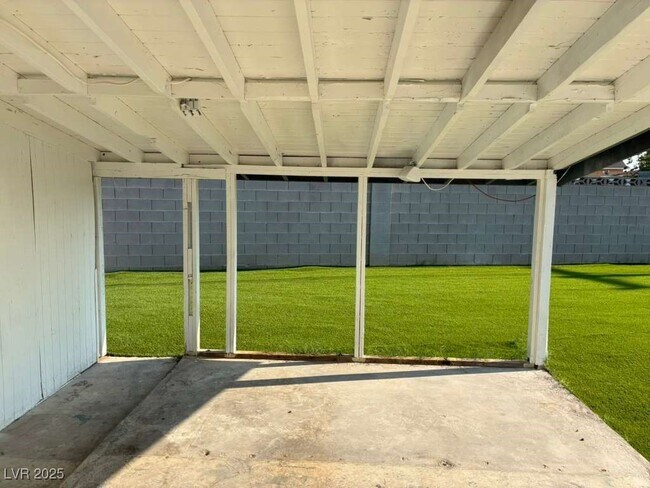 Building Photo - 6121 Granada Cir