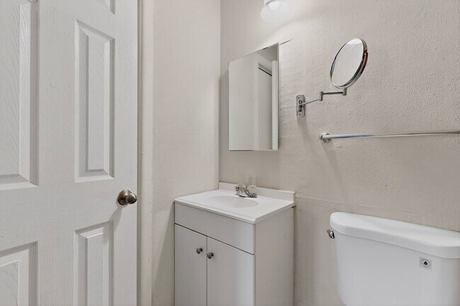 Building Photo - 2104 Hillburn Dr