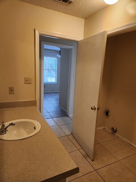 Building Photo - 621 Woodsman Dr