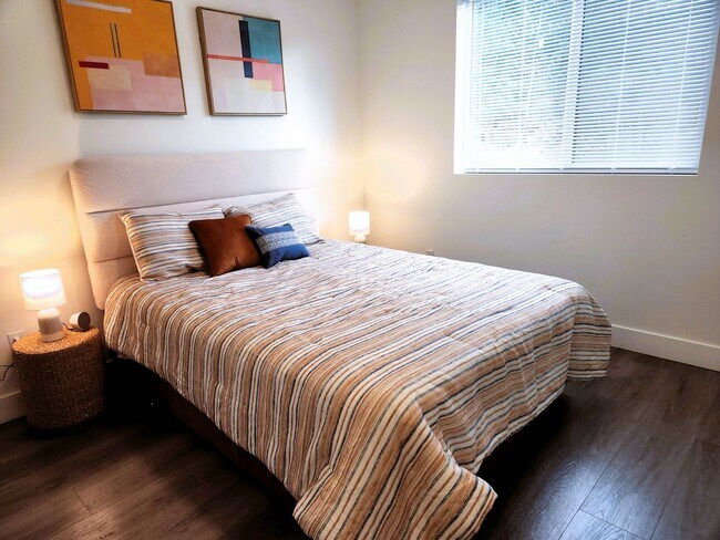 Building Photo - BRAND NEW MODERN LIVING!! HUGE 4 Bed 2.5 Bath Duplex with over 2350+ Sq. Feet.