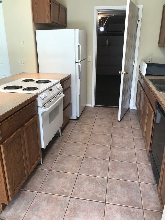 Building Photo - 2 Bedroom 1.5 Bathroom apartment Centrally located