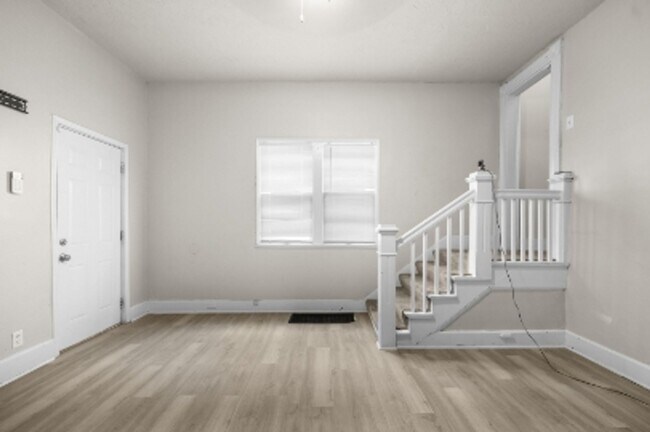 Building Photo - Accepting Section 8! 4 Bed 2 Bath!