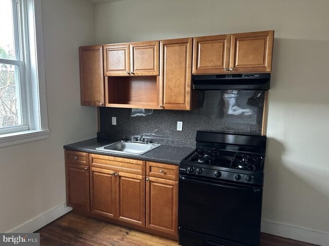 Building Photo - 2033 Wilmot St