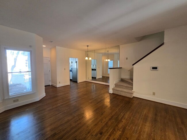 Building Photo - 733 Victorian Pl