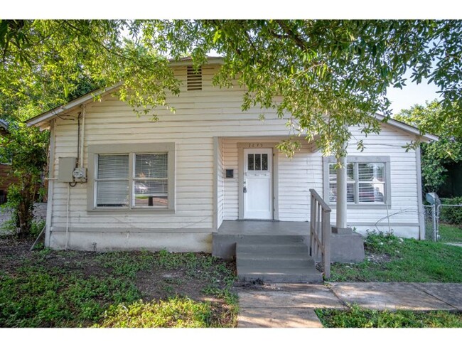 Primary Photo - Happy and Convenient Home Near Downtown