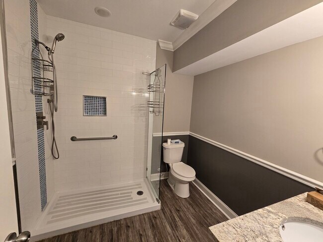 Building Photo - 545 Lakeview Dr