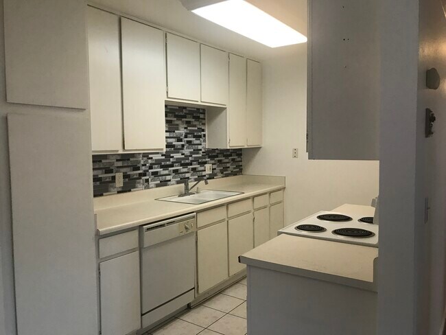 Building Photo - 10912 Rincon St