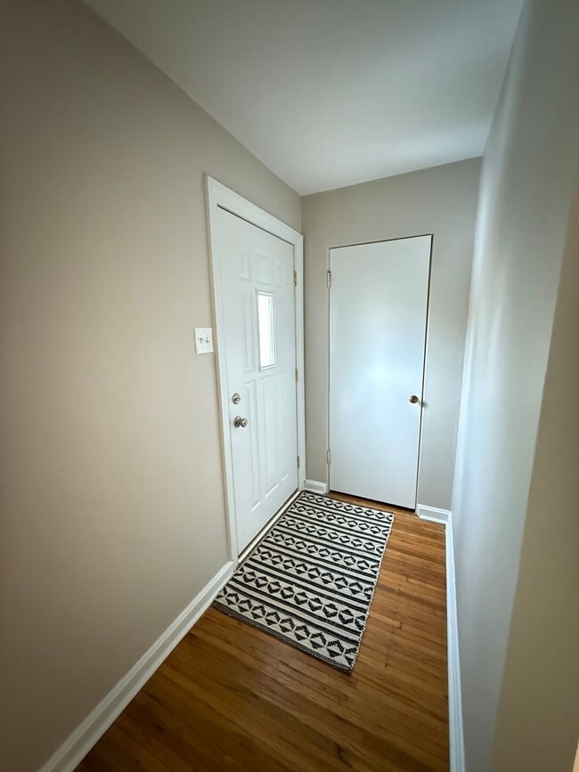 Building Photo - Private Charming Home!