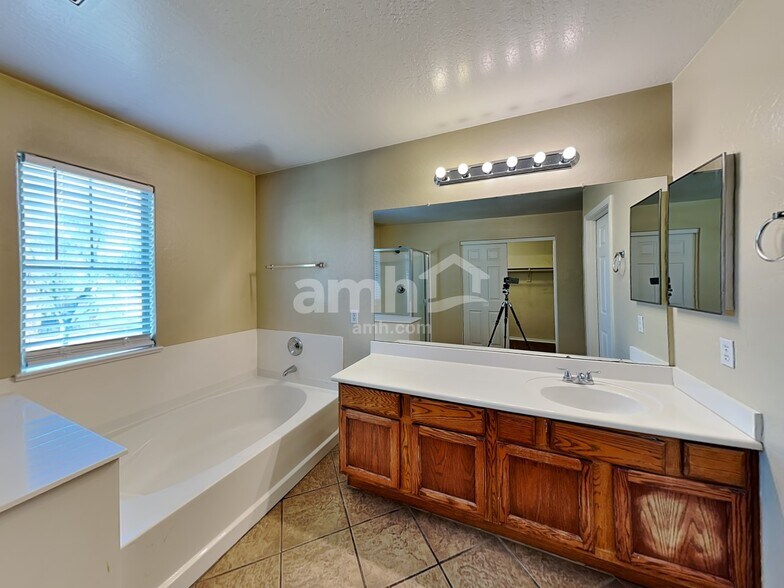 Building Photo - 8220 W Forest Grove Ave