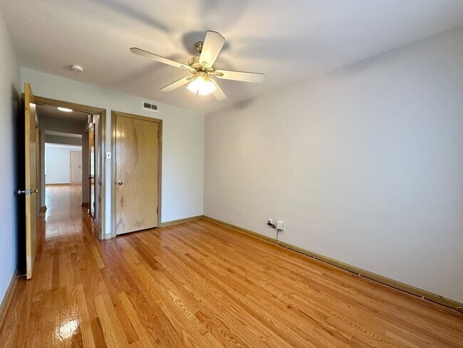 Building Photo - 6940 Jamieson Ave