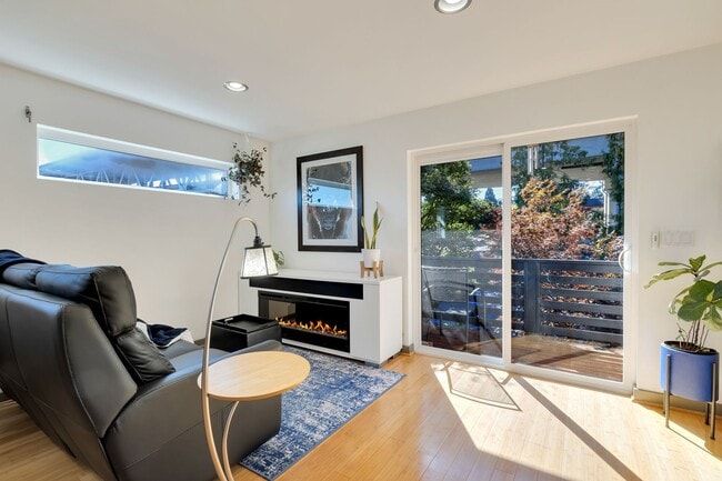 Building Photo - Modern 2-Bedroom Townhome in the Heart of ...