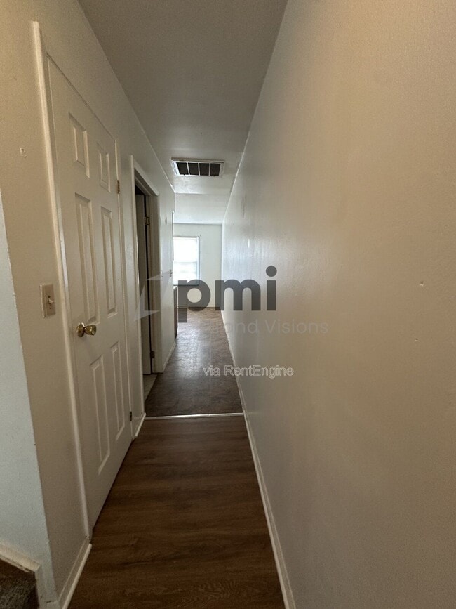 Building Photo - 1612 University Dr