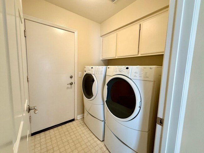 Building Photo - Kellogg School District Home with pool and tennis court access