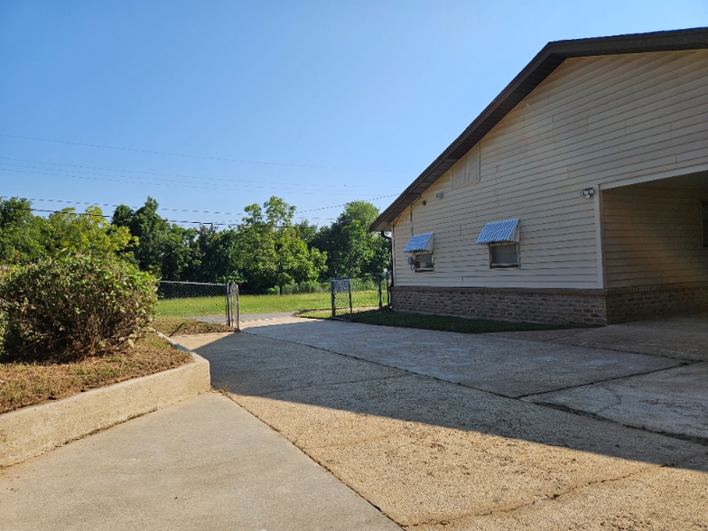 Building Photo - 978 Van Zandt St