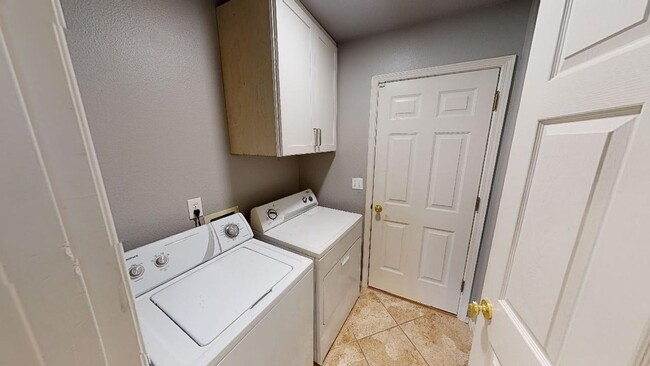 Building Photo - Wilsonville - Newly Updated 4 Bed + Bonus, Central Air, Cul-De-Sac!