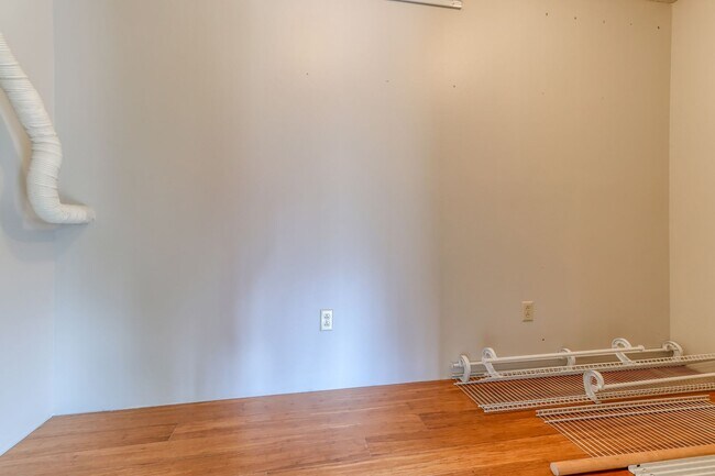 Building Photo - Custom 4BD Salmon Creek Home!