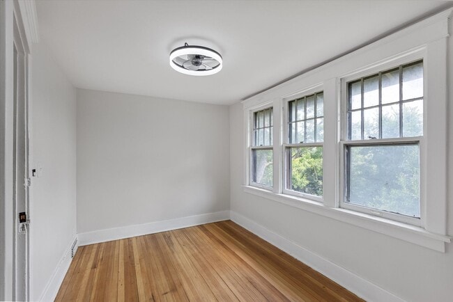 Building Photo - 3 Bedroom; 2 Bathroom near Hanscom Park!