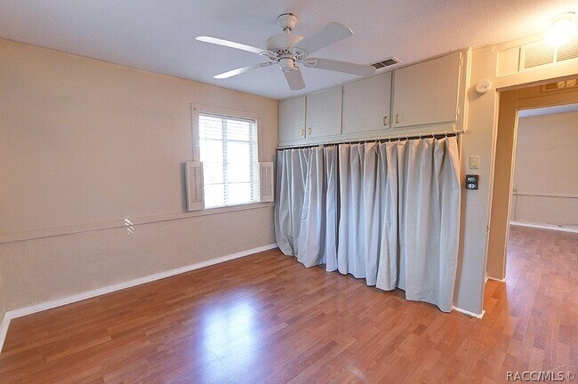 Building Photo - 323 Ella Ave