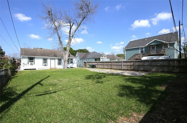 Building Photo - 5520 Lawson St