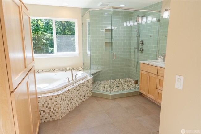 Building Photo - 4B/2.5Ba Bellevue House
