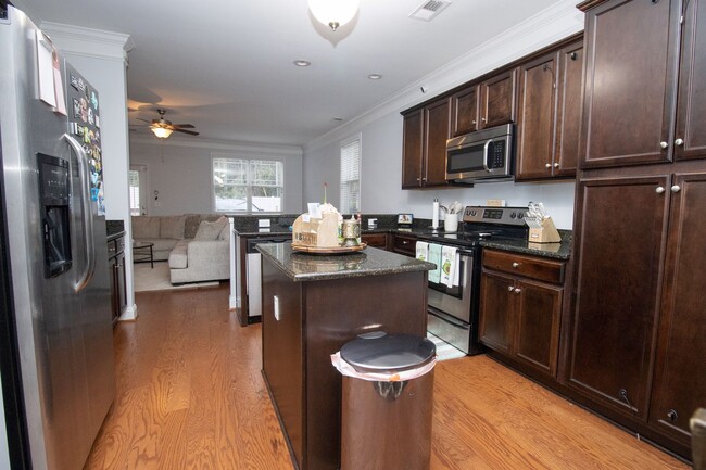 Building Photo - Hampton Forest Three Bedroom townhome clos...