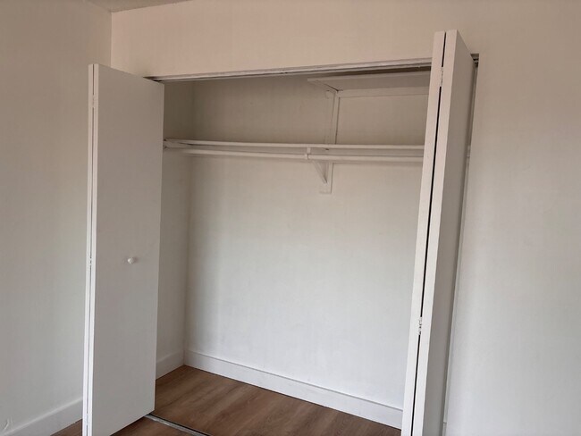 Building Photo - 305 W 68th St