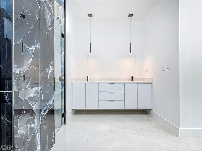 Building Photo - 323 NE 19th Terrace