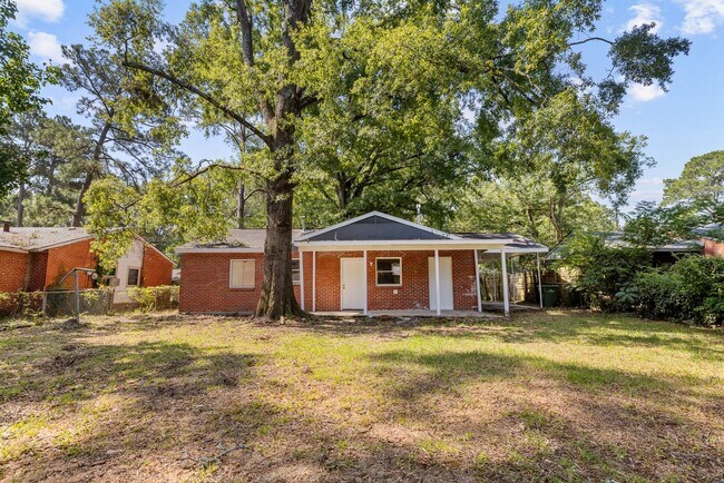 Building Photo - Beautiful 3 Bedroom 2 Bathroom