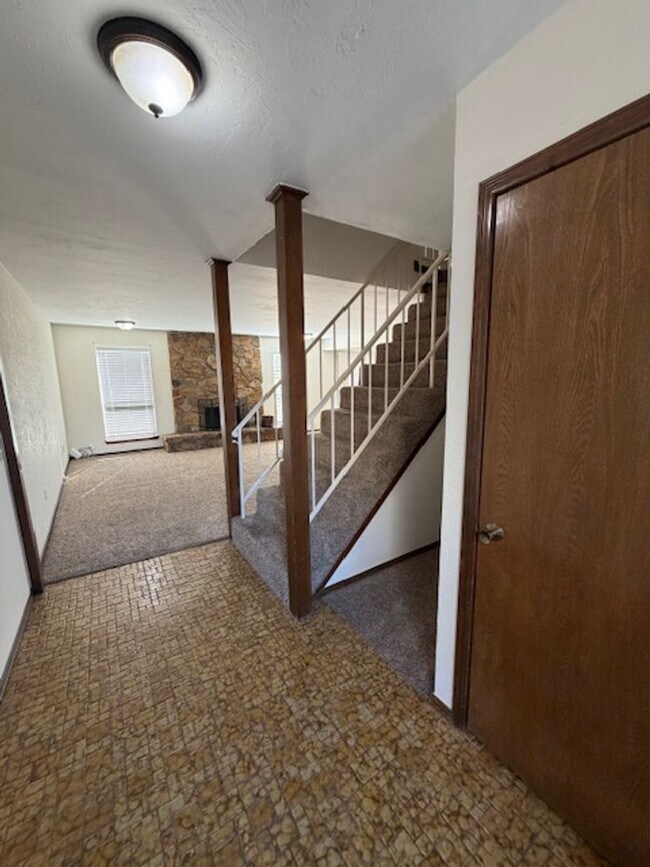 Building Photo - Spacious 2 bed/2.5 Baths - Duplex in the Surrey Hills Addition