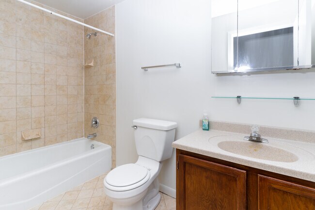 Bath - 2128 W Evergreen Ave
