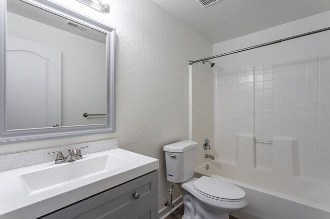 Building Photo - Tranquil Retreat in Trailside