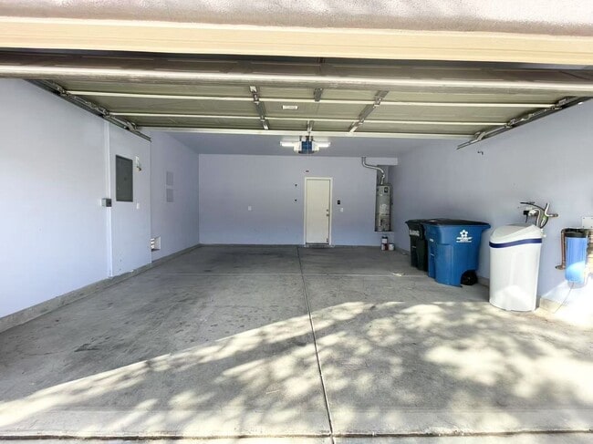 Building Photo - Nice two-story home with 4 bedrooms