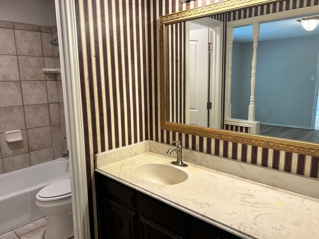 Building Photo - Self Showing - 3 Bedroom 2 bathroom