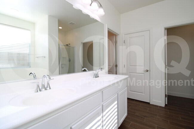 Building Photo - 624 E Vail Ln