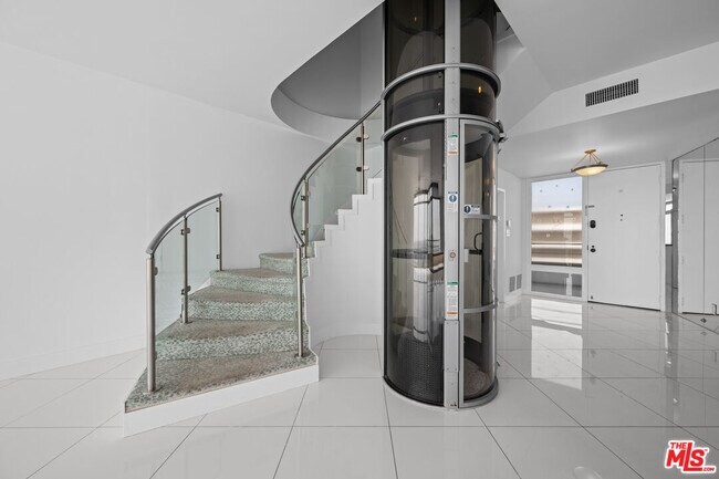 Building Photo - 4267 Marina City Dr