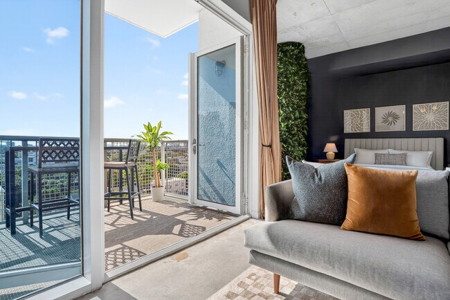 Building Photo - 10 SW South River Dr