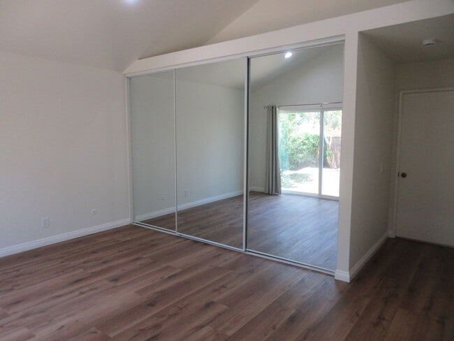 Building Photo - Beautiful updated 1-story home in Northridge
