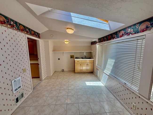 Building Photo - Distinctive and Spacious 5-BR Home in Bloomington