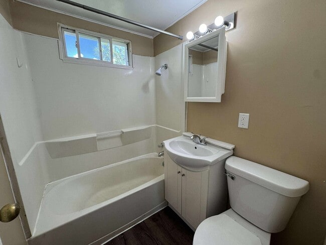 Building Photo - Check out this 2-Bedroom Beautiful House!