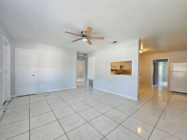 Building Photo - Charming 3-Bedroom, 2-Bath Home with Bonus Room and Detached Garage in Lakeland!!