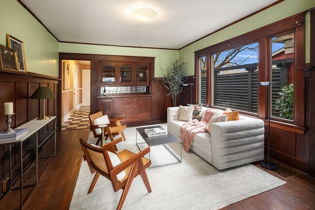 Building Photo - Charming 1 Bedroom  Downstairs Unit